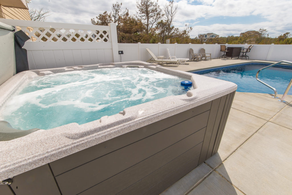 nauti-gulls-hot-tub